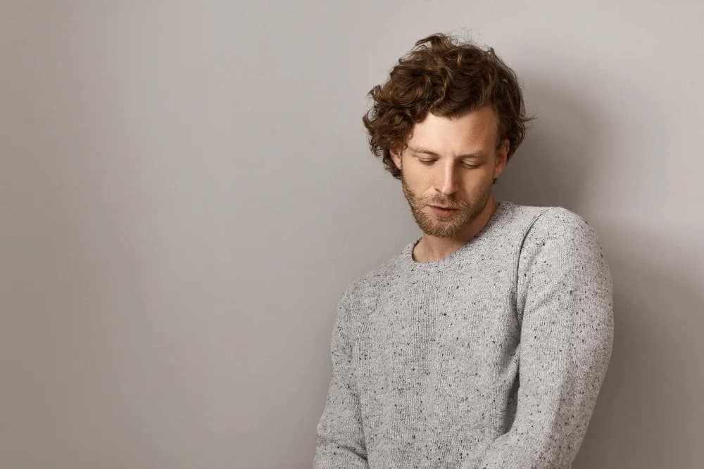 Persona reflexionando sobre cansancio emocional en el contexto del Orgullo burnout LGTBIQ+